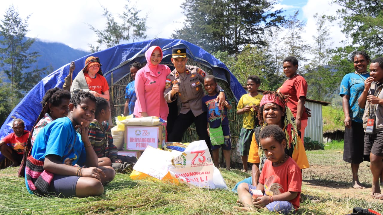 Jelang HUT Bhayangkara ke-79, Polres Puncak Laksanakan Kegiatan Anjangsana dan Baksos di Ilaga