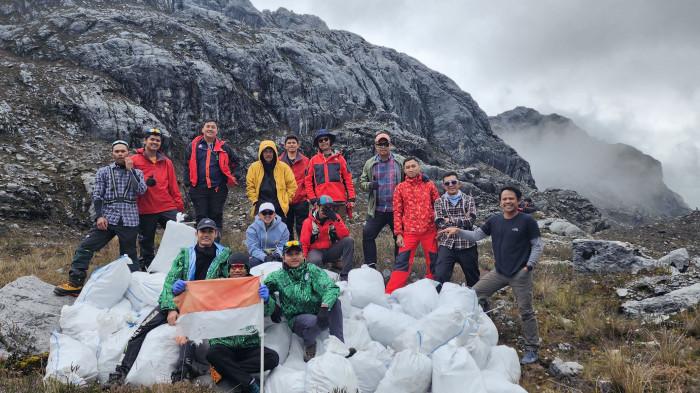 Karyawan PTFI Angkut 600 Kg Sampah dari Jalur Pendakian Cartenz Papua Tengah