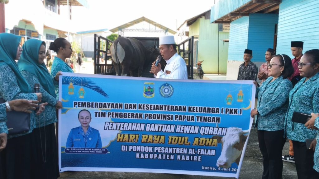 Tim Penggerak PKK Papua Tengah Serahkan Hewan Kurban ke Pesantren Al-Falah Nabire
