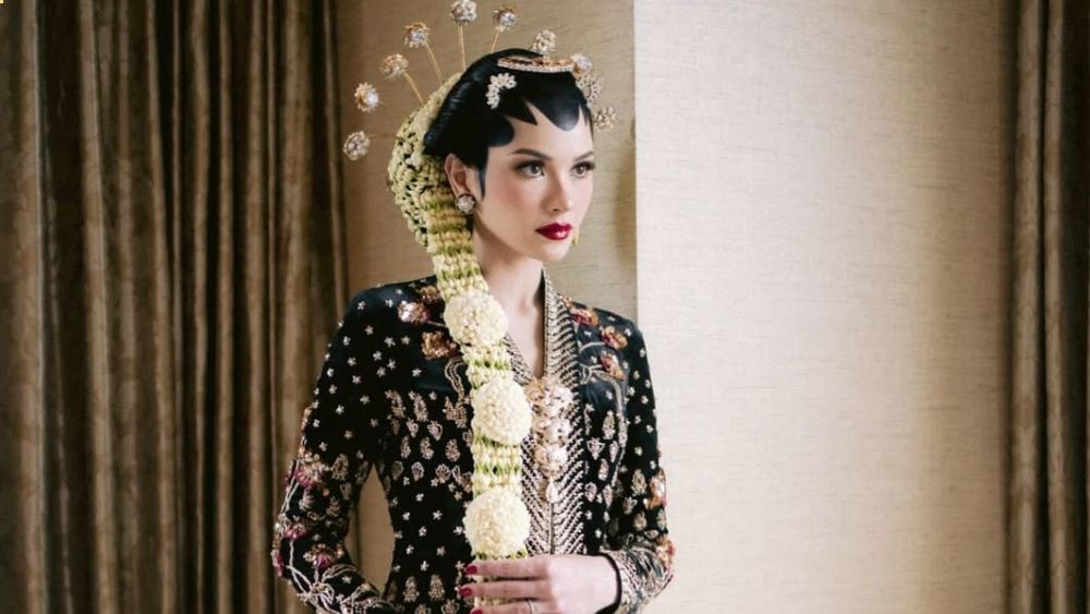 Resepsi Adat Jawa Al Ghazali & Alyssa Daguise Curi Perhatian, Kebaya Burung Merak Jadi Sorotan