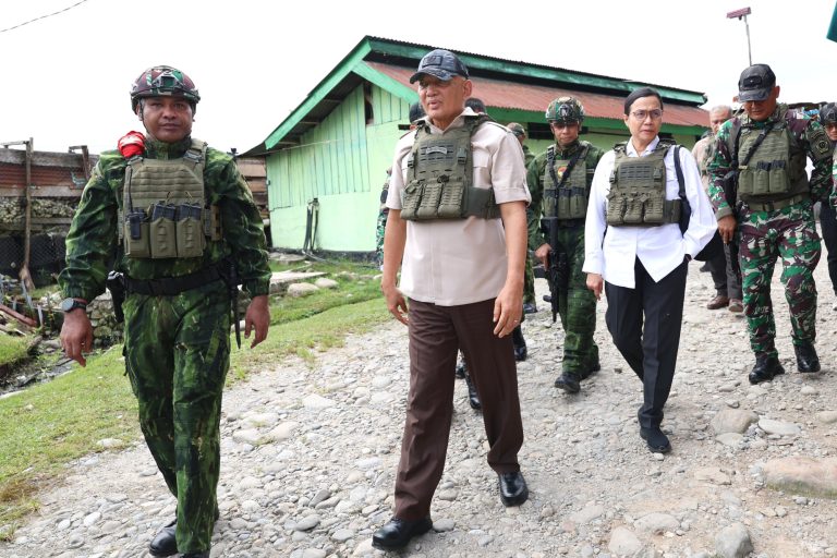 Kenakan Rompi Anti Peluru, Menhan dan Menkeu Tinjau Prajurit TNI di Nduga Papua Pegunungan