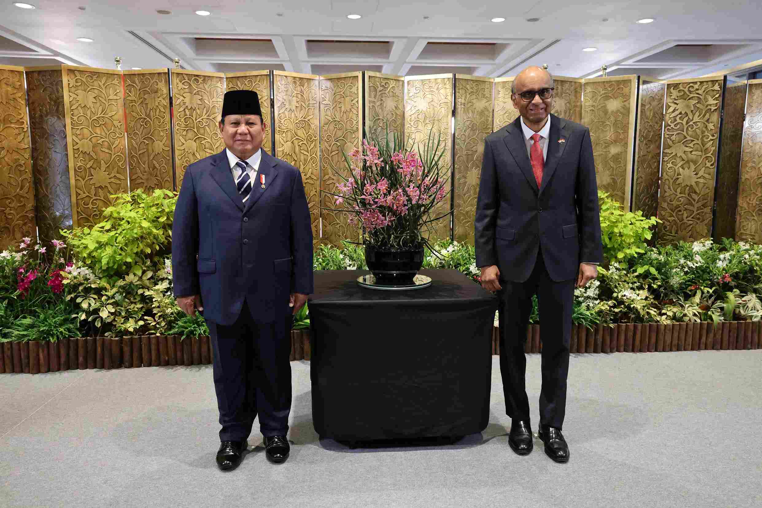 Prabowo Disambut Presiden Singapura dan Terima Bunga Anggrek Ungu, Diberi Nama Ibunda