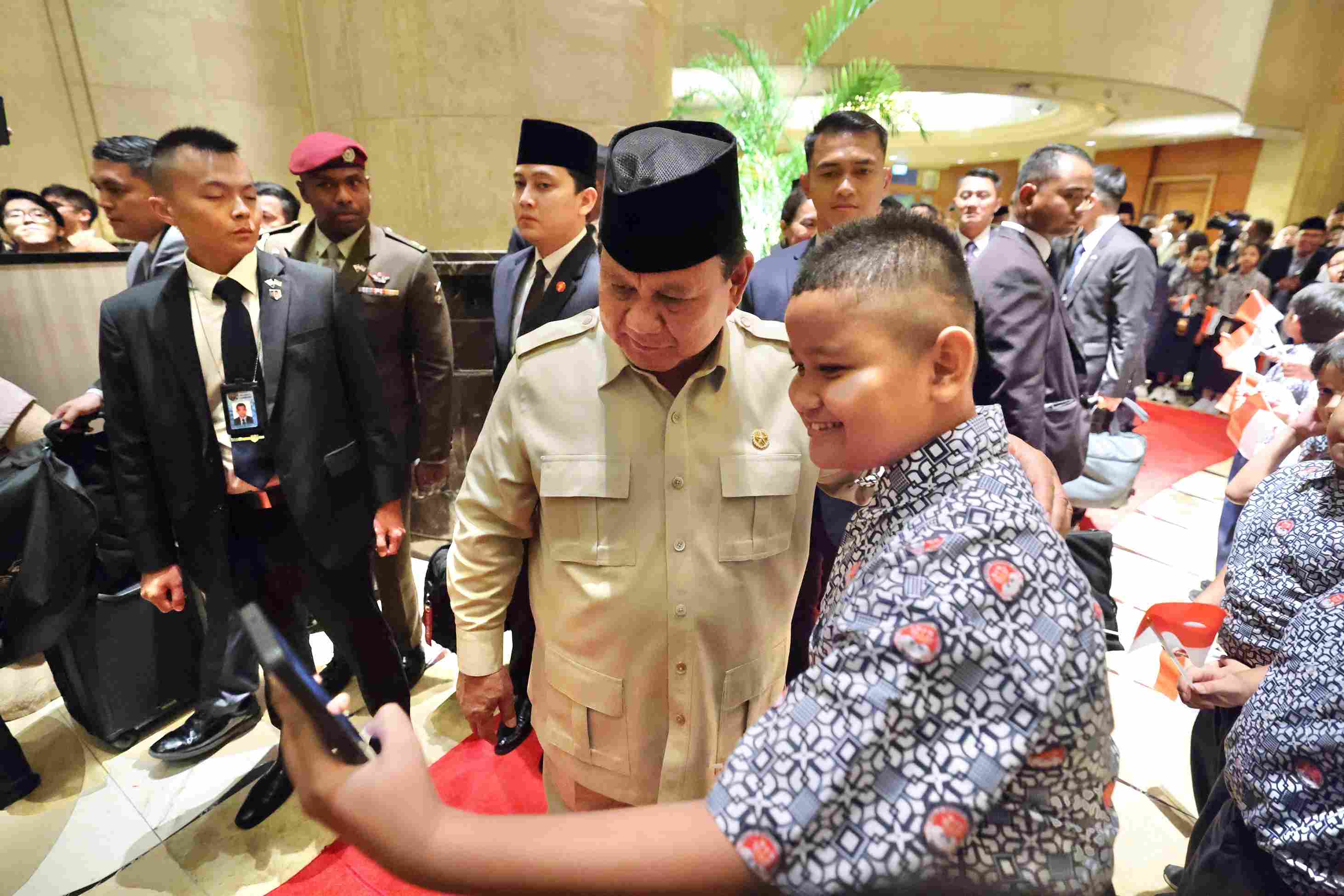 Prabowo Disambut Siswa SD hingga Mahasiswa Indonesia di Singapura: Semangat Terus Pak!