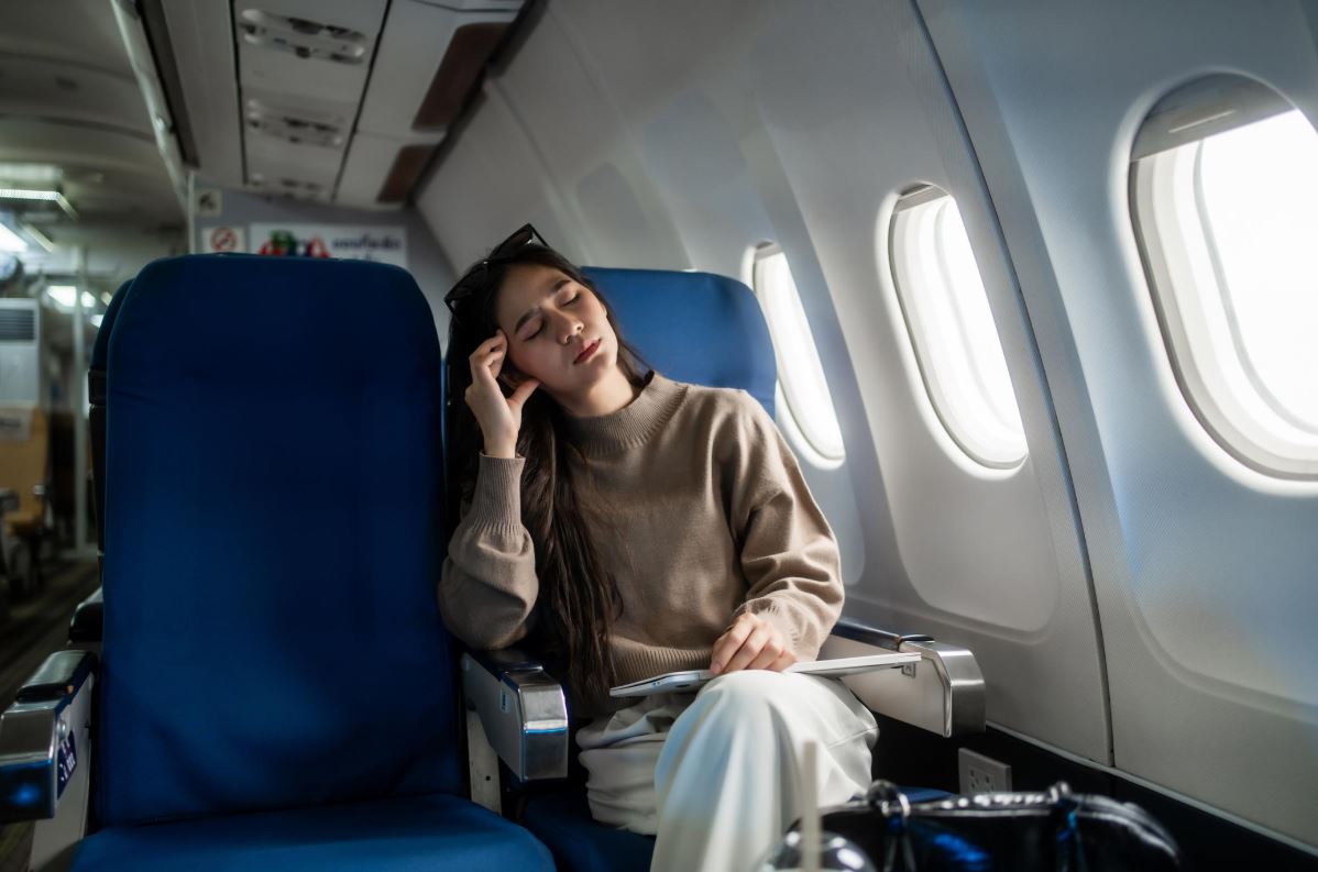 Sering Jet Lag Setelah Naik Pesawat? Ini Tips Memulihkan Jam Tidur dengan Cepat
