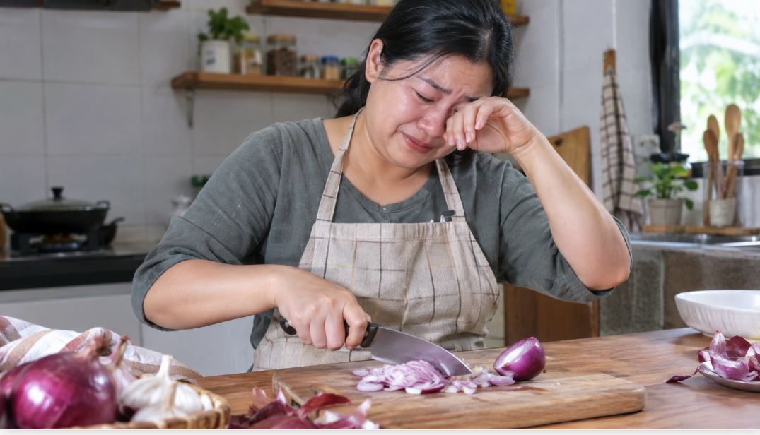 Mata Perih Saat Potong Bawang? Kenali Penyebab dan Trik Agar Tidak Menangis
