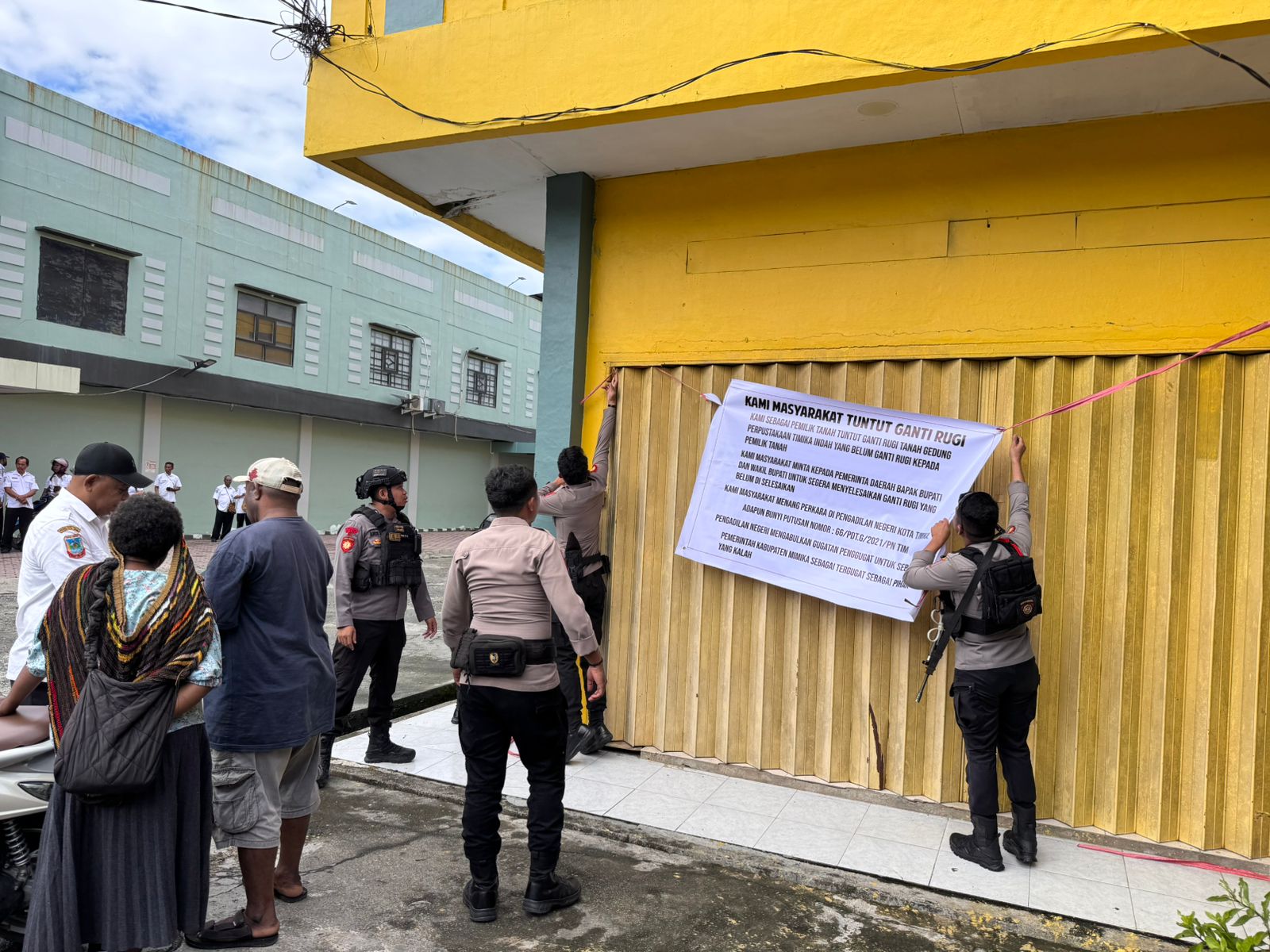 Kantor Dinas Perpustakaan Mimika Dipalang, Pemilik Lahan Tuntut Ganti Rugi yang Tertunda 13 Tahun