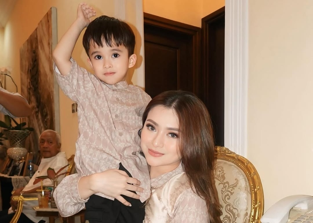 Viral! Nathalie Holscher Bongkar Rahasia Punya Anak Seganteng Adzam: Pakai Gaya Kipas Angin