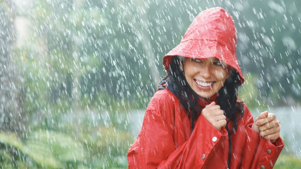 Mimpi Kehujanan? Simak Penjelasan Lengkap Berdasarkan Kondisi dan Emosi