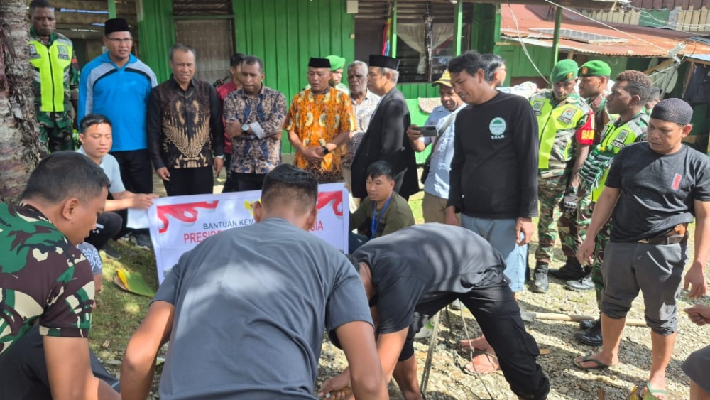 Prosesi Pemotongan Hewan Qurban Di Masjid Baitul Muttaqin Kota Karubaga di hadiri Kapolres Tolikara