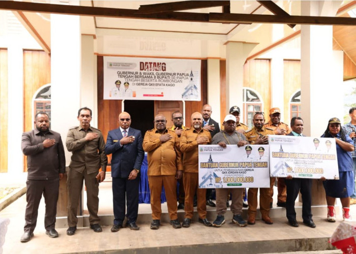 Hadir di Tengah Masyarakat, Gubernur Papua Tengah Serahkan Rp2 Miliar Bangun GKII di Puncak 