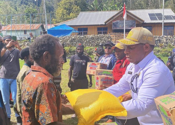 Bencana Longsor Wangbe: Pemkab Puncak Salurkan Bantuan ke 250 Pengungsi