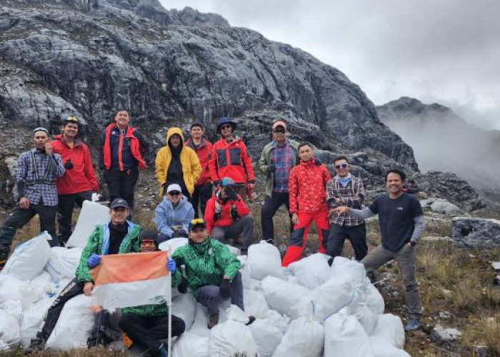 Karyawan PTFI Angkut 600 Kg Sampah dari Jalur Pendakian Cartenz Papua Tengah