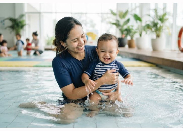 Berapa Usia Anak Sudah Bisa Diajak Berenang? Ini Waktu yang Tepat dan Tips Amannya