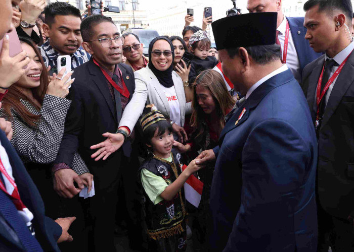 Prabowo Disambut Hangat Diaspora di Rusia, Foto Bareng hingga Diminta Belikan Mainan