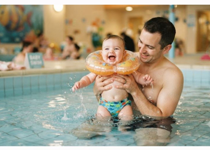 Ingin Mengajak Bayi Berenang? Ketahui Usia Ideal, Manfaat, dan Aturan Keamanannya