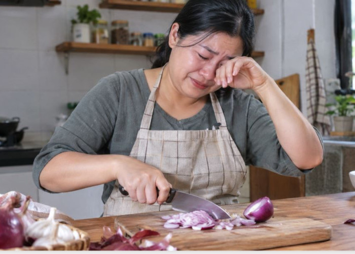 Mata Perih Saat Potong Bawang? Kenali Penyebab dan Trik Agar Tidak Menangis