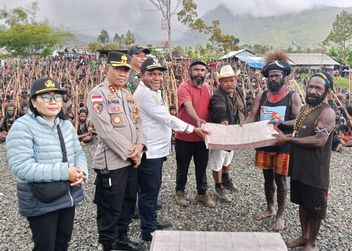 Pemerintah Puncak Jaya Salurkan Dana Rp10 Miliar untuk Ritual Adat Perdamaian Dua Kubu Paslon