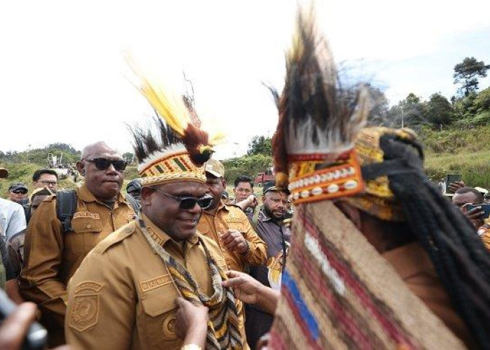 Gubernur Papua Tengah Kunjungi Intan Jaya, Komitmen Bangun Daerah dari Pelosok