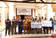 Hadir di Tengah Masyarakat, Gubernur Papua Tengah Serahkan Rp2 Miliar Bangun GKII di Puncak 