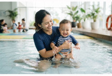 Berapa Usia Anak Sudah Bisa Diajak Berenang? Ini Waktu yang Tepat dan Tips Amannya